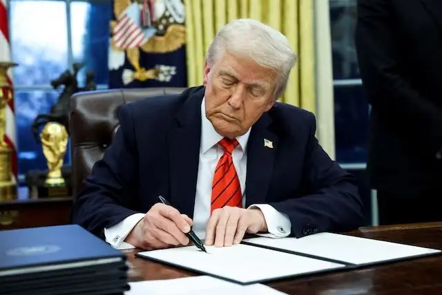 Maxkamadda racfaanka ee Mareykanka oo si ku meel gaar ah u hakisay go’aankii canshuuraha la xirriiray oo dhabar jab weyn ku ahayd maamulka Trump